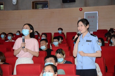 警察蜀黍現(xiàn)場(chǎng)表演情景劇, “反詐公開(kāi)課” 在暨大開(kāi)講啦!