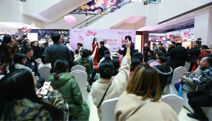 臺州這個室內廣場熱鬧了,一群女人圍觀,男士“生孩子”,還有.