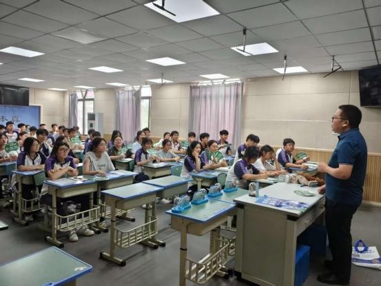 禁毒宣傳進(jìn)校園 筑牢暑期青春防線